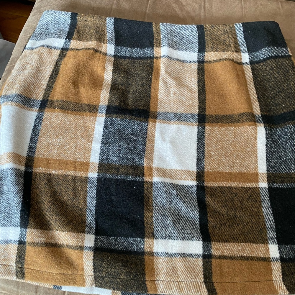 SHEIN Wool Navy and Mustard Plaid Skirt (L)
NEVER WORN!